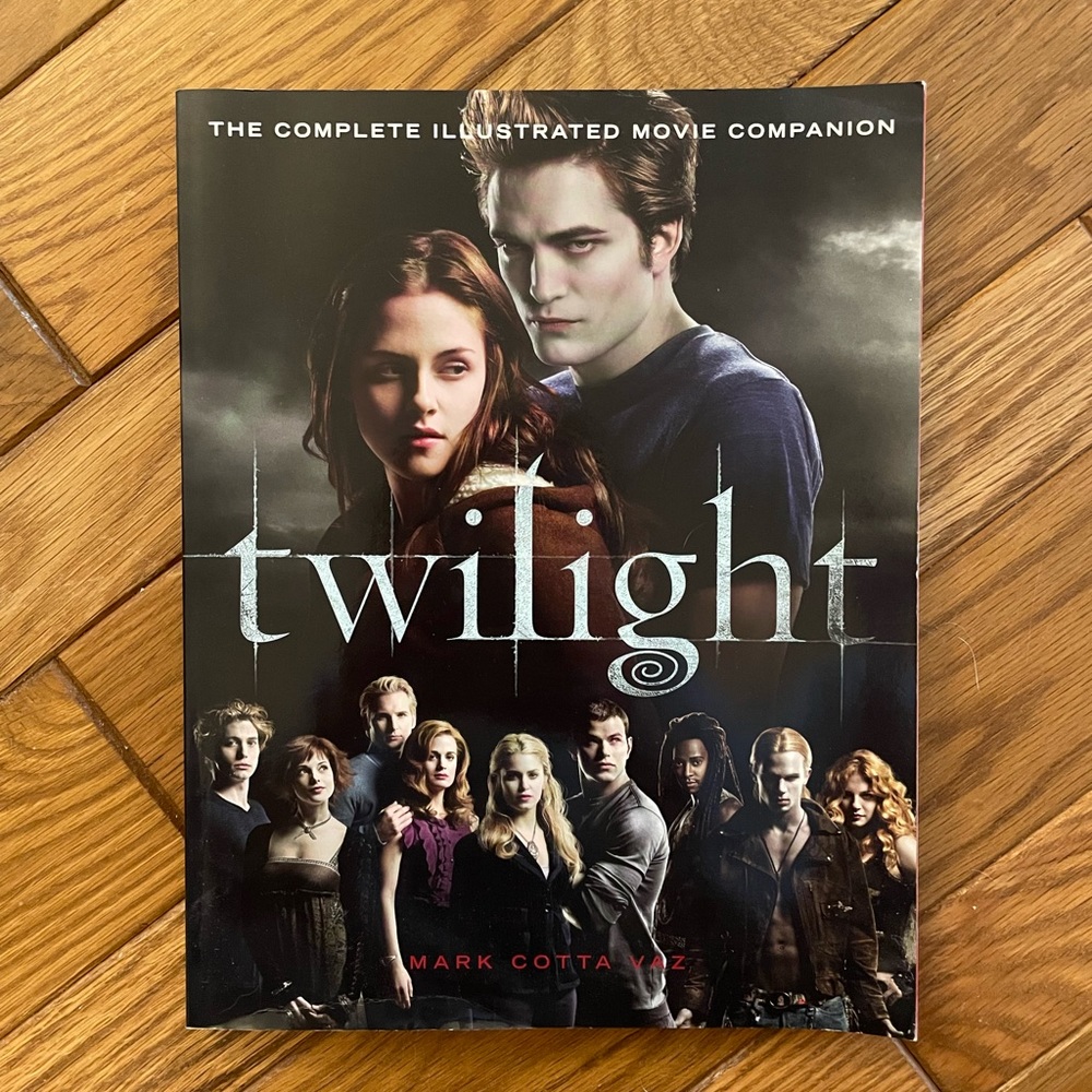 Twilight: The Complete Illustrated Movie Companion